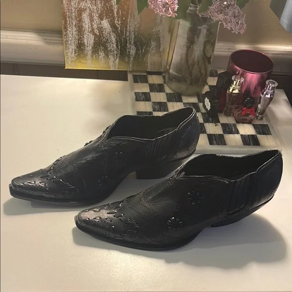 Black Leather Cowboy Boots with Pointed Toe and Decorative Stitching - Picture 10 of 16